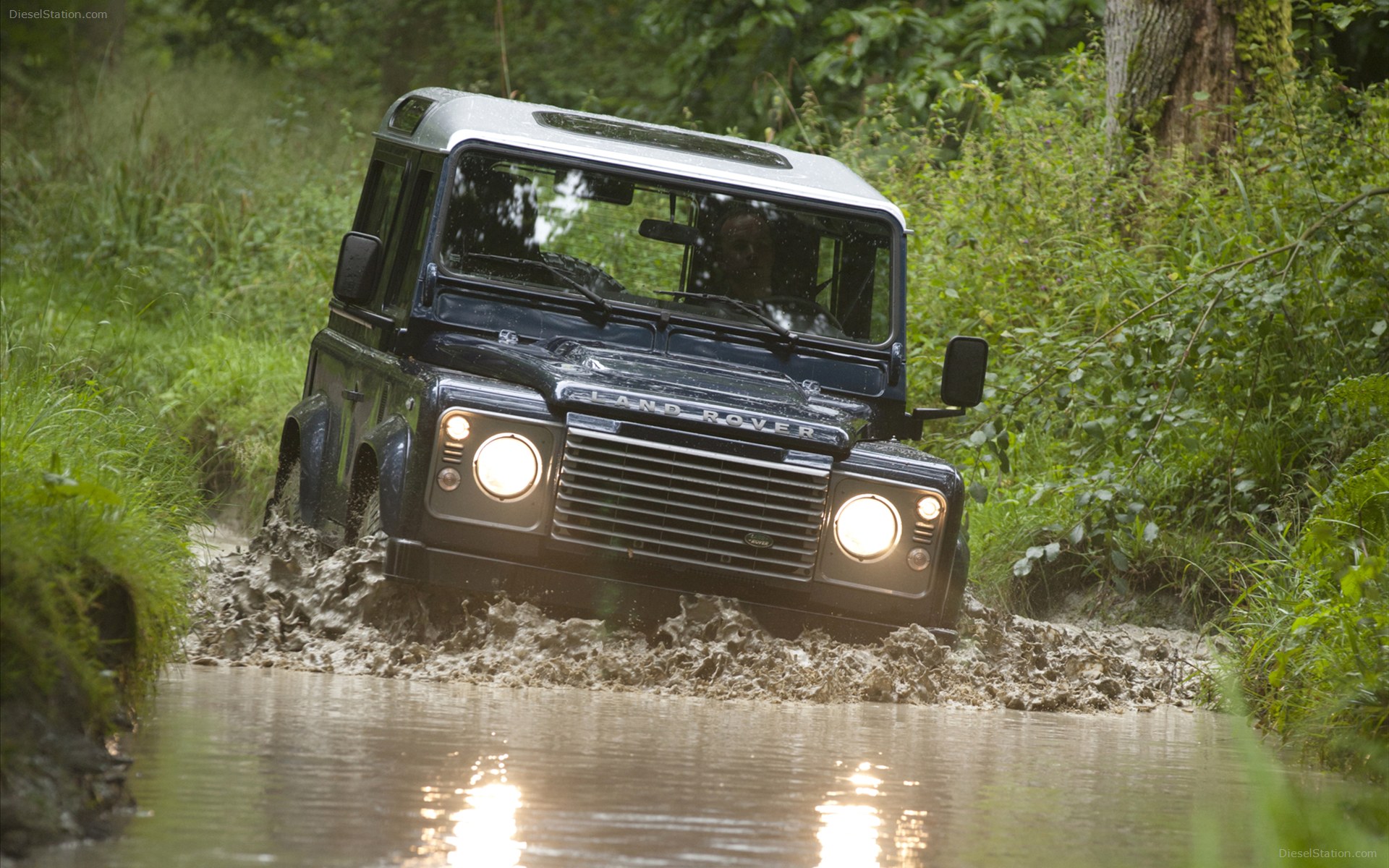 Land Rover Defender 2013